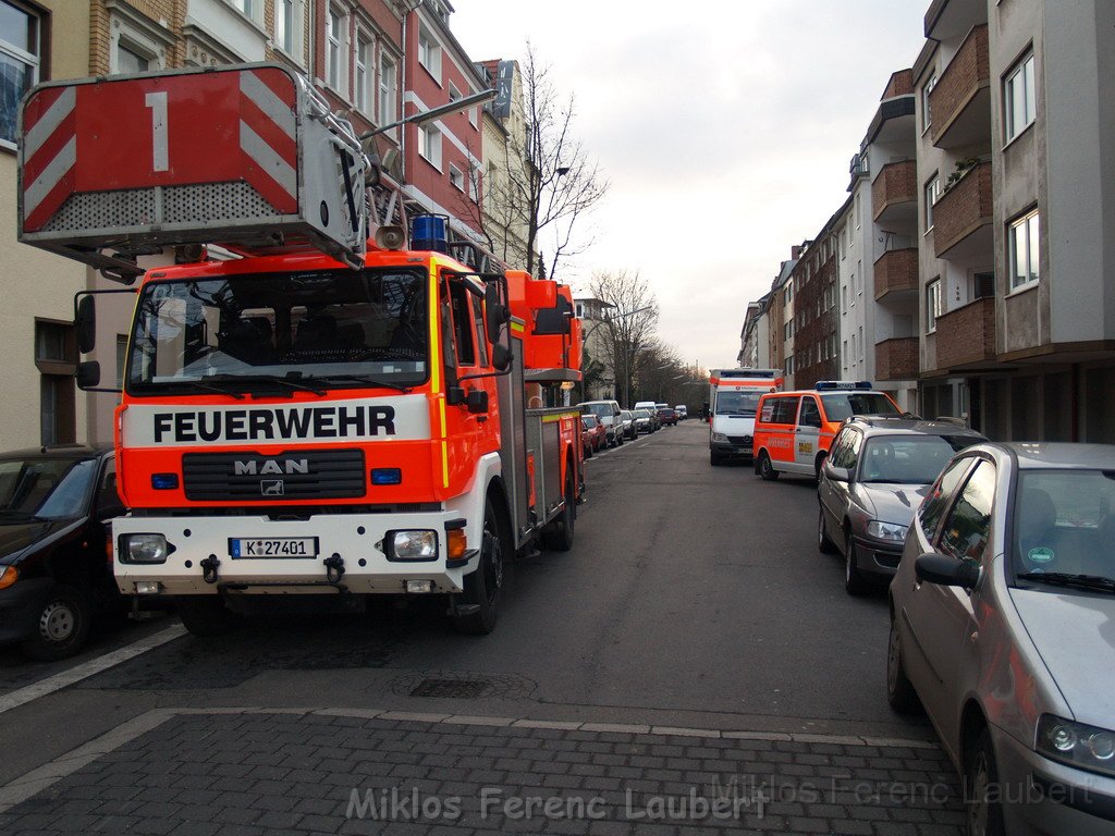 Einsatz Feuerwehr SEK Polizei Koeln Nippes Merheimerstr P121.JPG